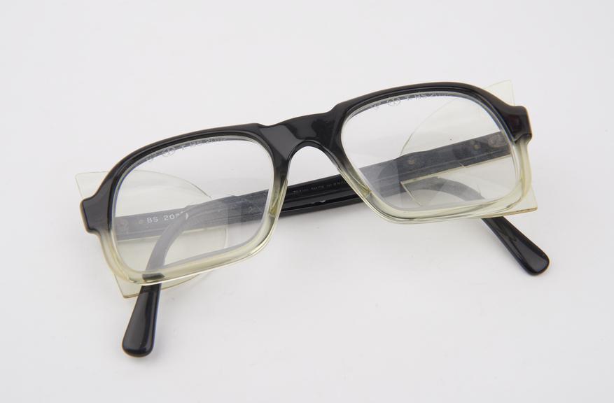 Safety spectacles to BS 2092, with toughened lenses