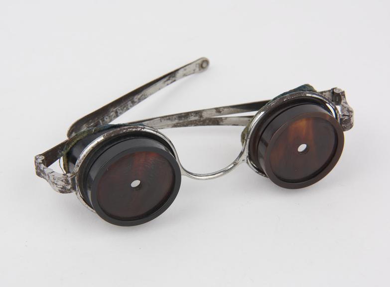 Pair of spectacles for squint