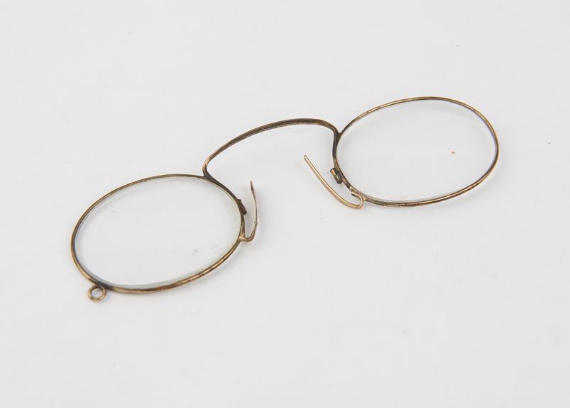 Pince-nez nose spectacles with round lenses, gilded brass frame