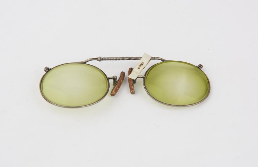 Round framed steel pince-nez spectacles, green tinted lenses