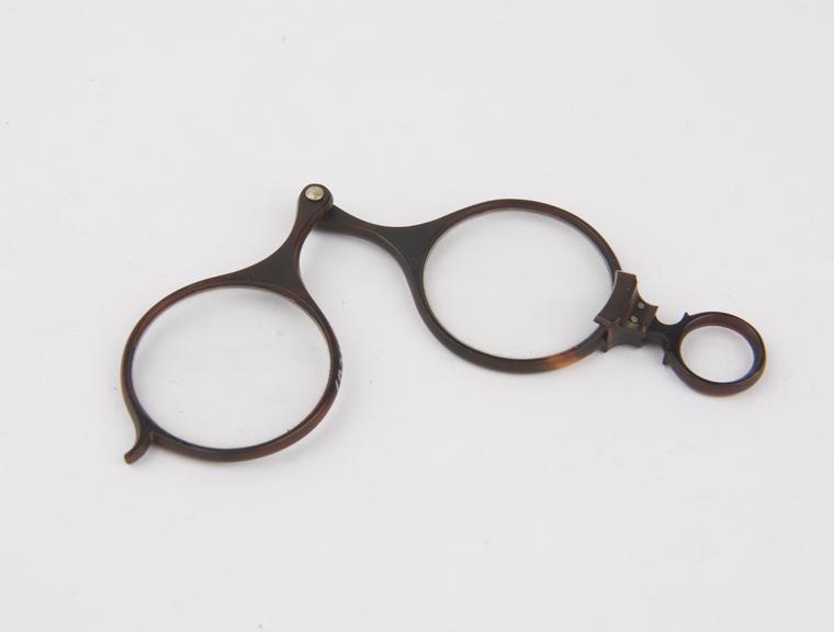 Pairs of tortoiseshell rimmed folding hand spectacles