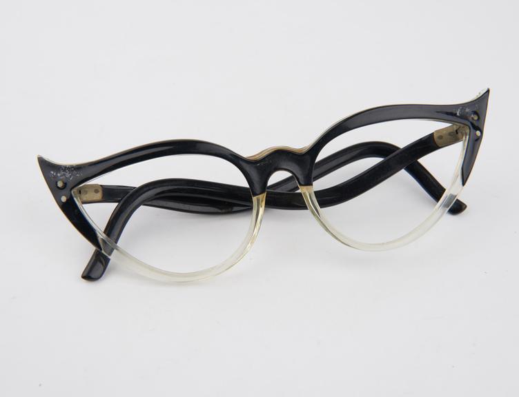 Pair of plastic spectacles frames, female style