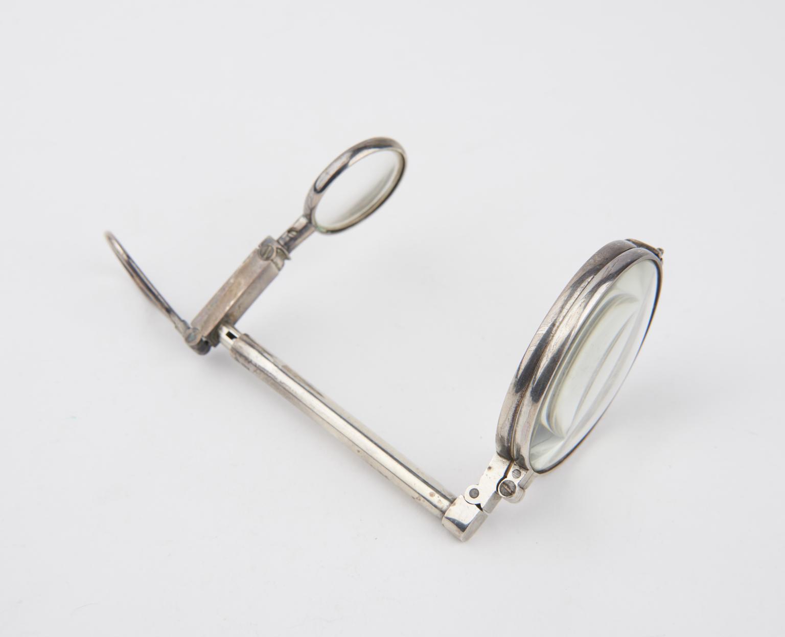 Folding combined opera glass and magnifier