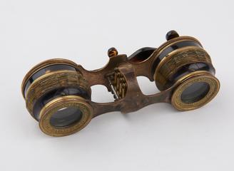 Pair of expanding opera glasses marked  'par brevet d'invention et de perfection ement'
