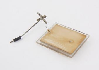 Silver coated GT-cut quartz plate, with nodal region positioned wires