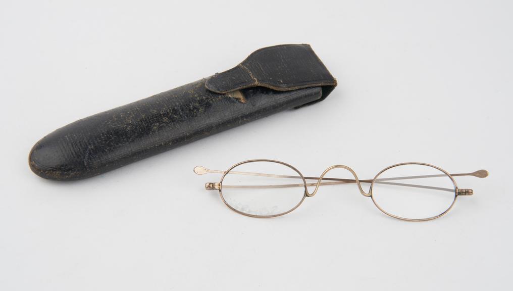 Spectacles (1830-40), slender gold frames, small oval laenses