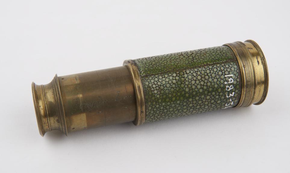 Brass spyglass decorated with shagreen and with an achromatic