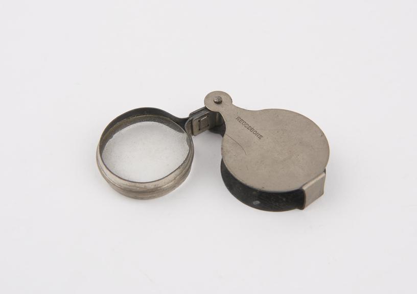 Metal hand held magnifier, made 1850-1924 (Wellcome No. B1064)