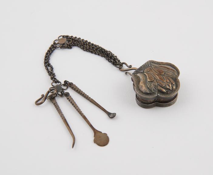 Silver vinaigrette, with chain attached terminating in a spoon