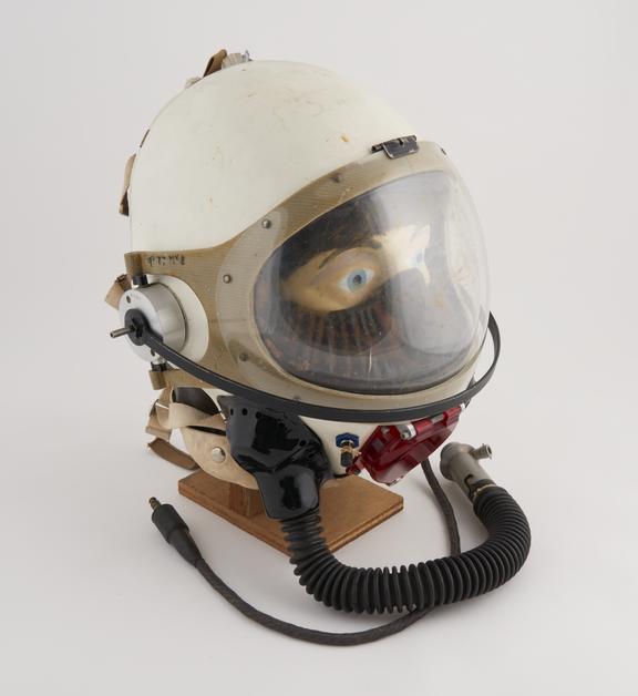 Partial pressur flying helmet