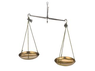 Equal-arm balance with swan-neck ends