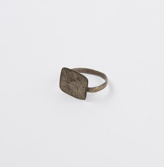 Metalfinger ring