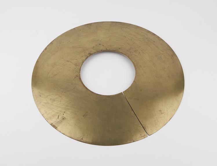 Neck ring, brass, penannular