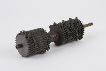 Gear wheels(52), washers, (21), stored on shaft