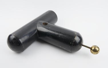 T-shaped metal prime conductor in wooden base