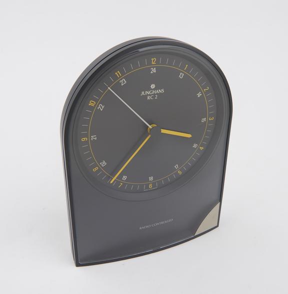 RC2 analogue quartz clock synchronised at hourly intervals by