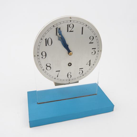 Eight-day pendulum table clock with star-wheel magnetic