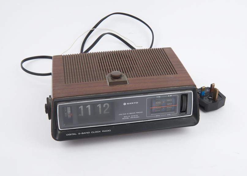 FM/AM 2 band solid state clock radio model RM5020 No