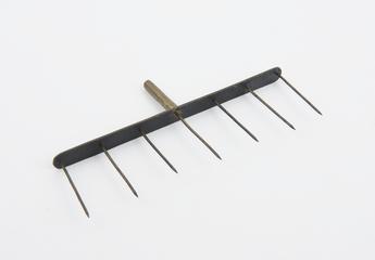 Removable spikes from T-shaped metal prime conductor