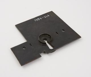 Metal plate with keyhole