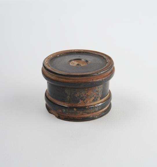 Pyxis, fine red pottery with thin black glaze