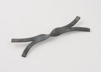 Twisted pattern wall tie