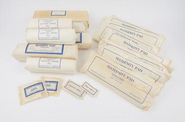 Sterilized maternity outfit, comprising disposable pads and sheets