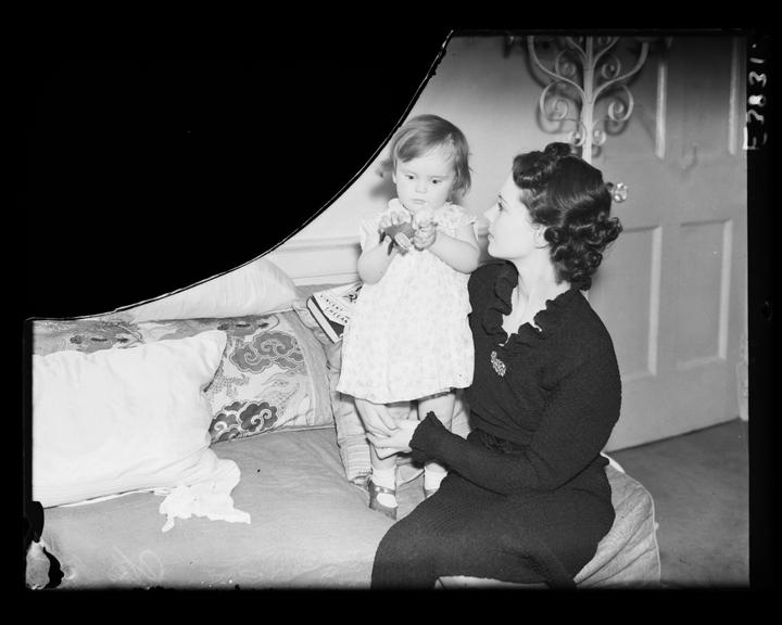 Vivien Leigh and her daughter