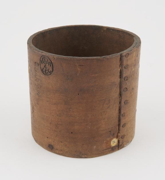 Wooden quart dry measuring cylinder, English, 1837-1901