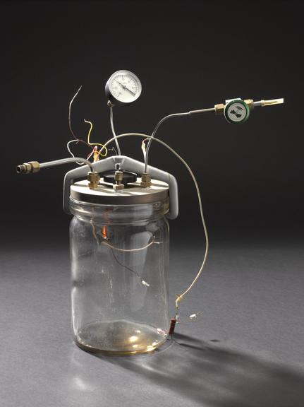 Apparatus for simulating Martian atmospheric pressure, made by James Lovelock