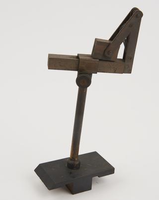 Sliding base to fit optical bench and support accessories