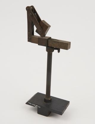 Sliding base to fit optical bench and support accessories