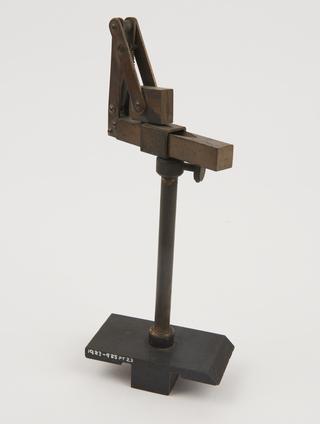 Sliding base to fit optical bench and support accessories