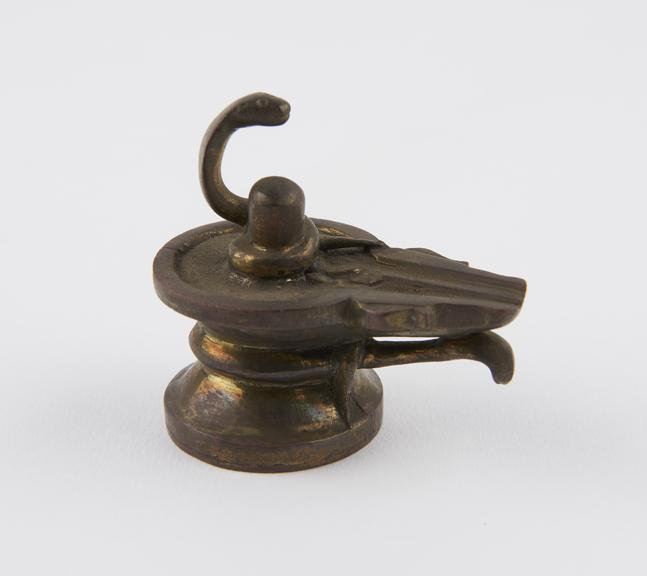 Brass hindu lingam protected by 2 cobras, Indian, 1801-1900