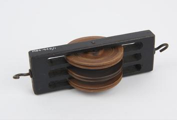 Pulley block with three sheaves