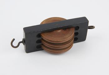 Pulley block with three sheaves