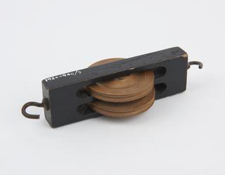 Pulley block with two sheaves