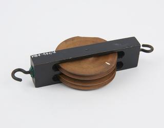 Pulley block with two sheaves