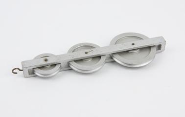 Pulley block with three sheaves in line