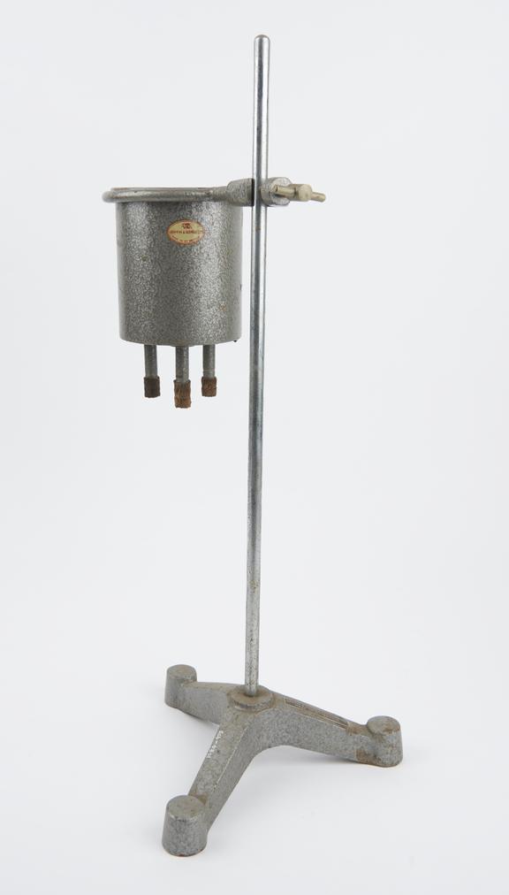 Constant pressure apparatus with clamping ring and retort stand