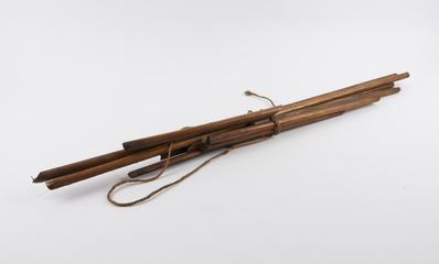 Moulded decorative half round beading for display case