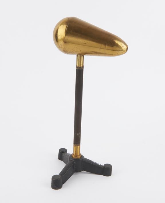 Pear-shaped brass conductor on insulated stand