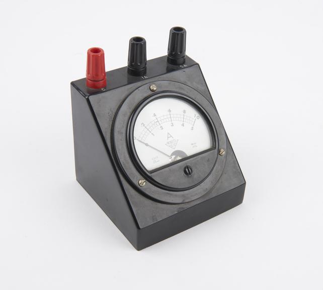 Moving-coil ammeter mounted on plastic desk stand | Science Museum ...