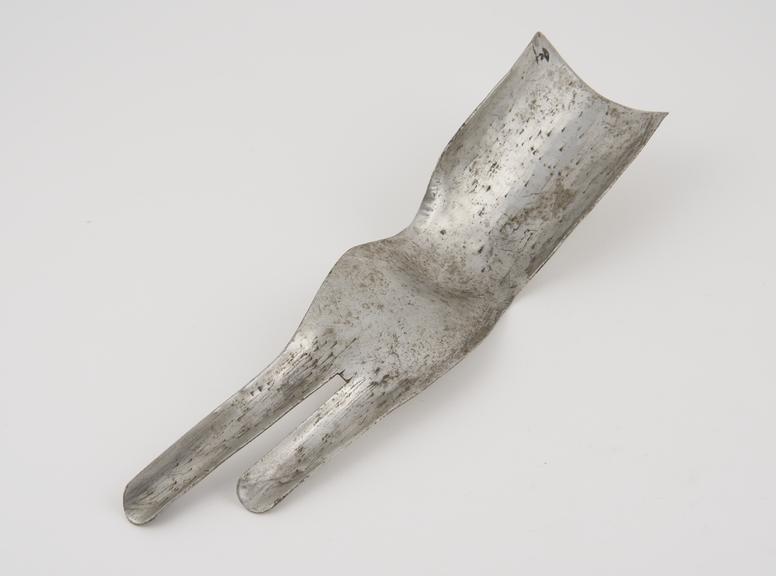 Wrist splint for use by patient with ulnar nerve paralysis in