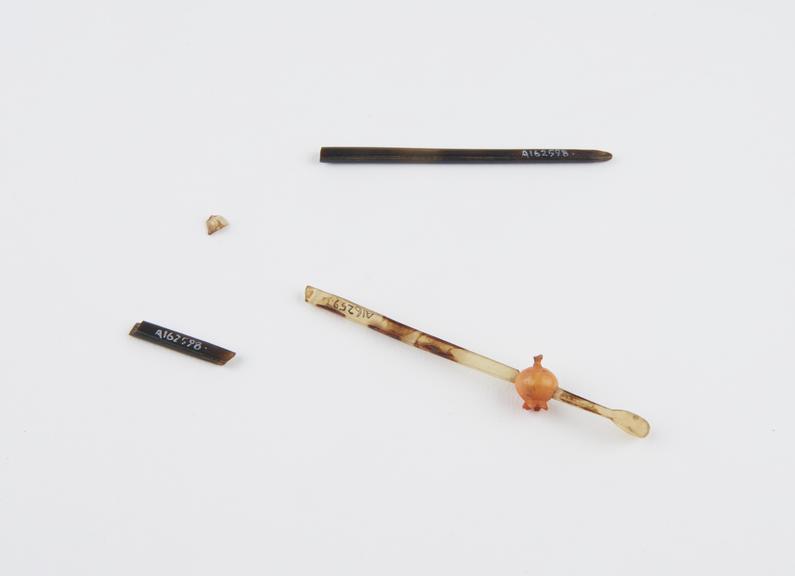 Tortoiseshell ear scoop, broken in four pieces, Japanese