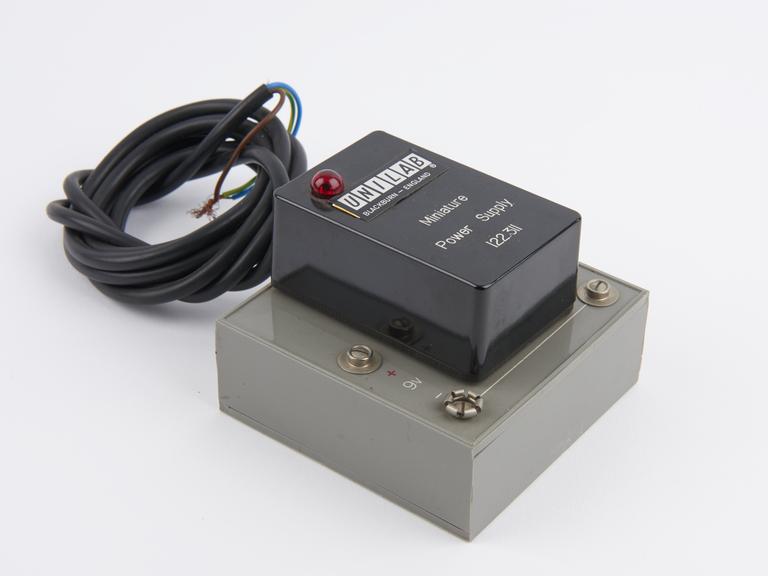 Miniature power supply, +9 volt and -9 volt, type 122