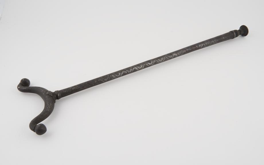 Copper inlaid iron divan crutch, N.W