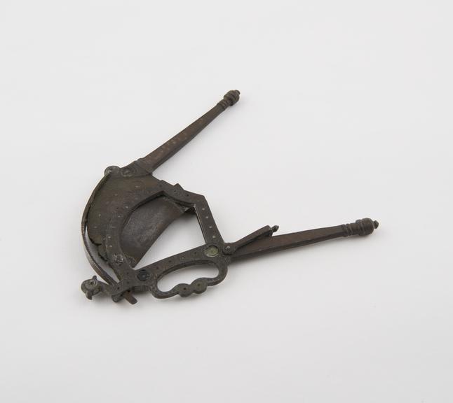 Betel nut cutter, with spring and lock