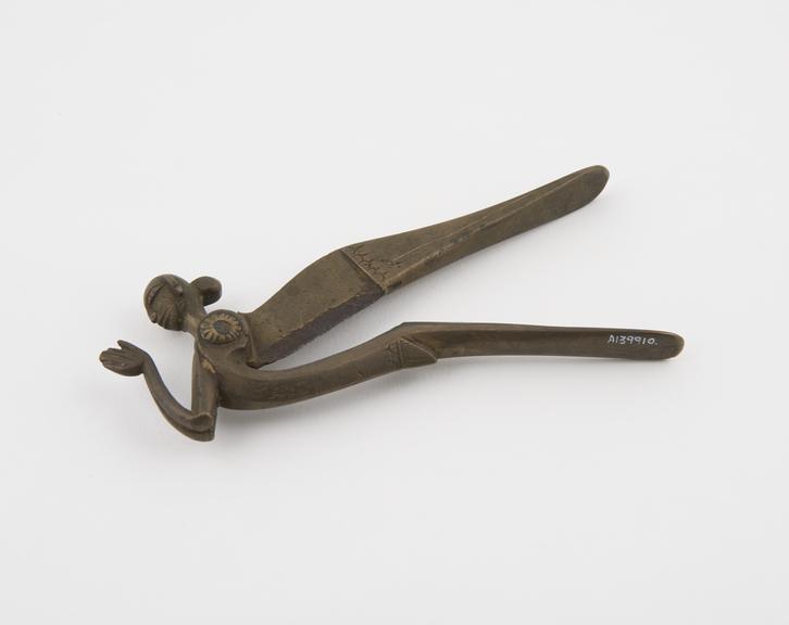 Bronze betel but cutter