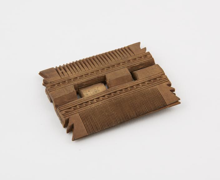 Four-sectioned wooden comb consisting of two interlocked